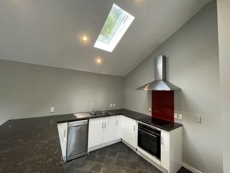 Sunny 3-Bedroom Townhouse in Sought-After Wadestown - Photo 5