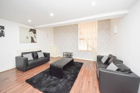 2 bedroom mews to rent - Photo 2