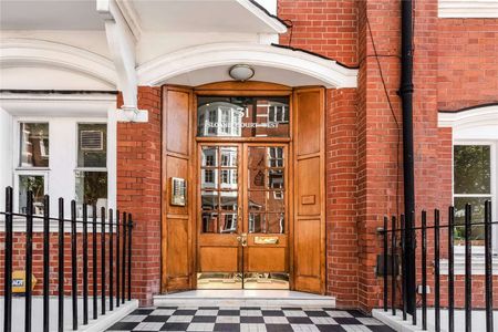 A spacious two bedroom apartment set within this prestigious portered building and offering communal garden access. - Photo 3