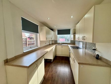 A spacious 3 Bedroom Semi detached house - Photo 5