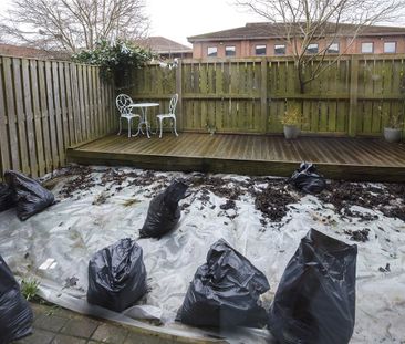 Bright and spacious ground floor flat with allocated parking space.... - Photo 3