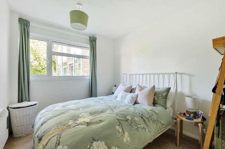 Davos Close, Woking, GU22 - Photo 4