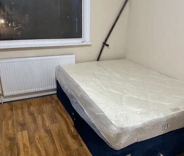 4 bedroom semi-detached house to rent - Photo 5