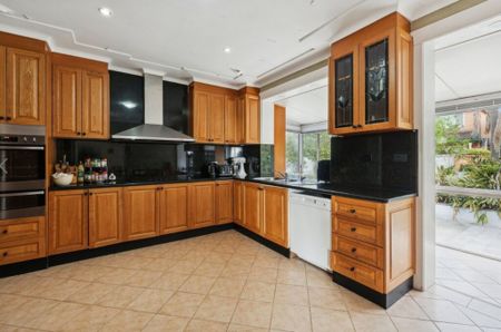 Versatile Coastal Home With Dual Occupancy Potential - Photo 2