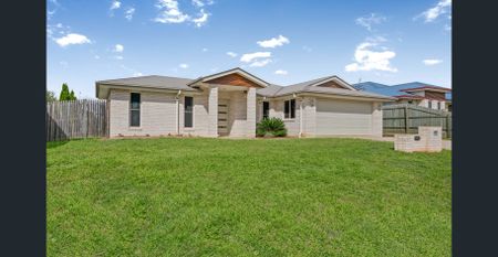 Large Family-Sized Home in Desirable Suburb! - Photo 5