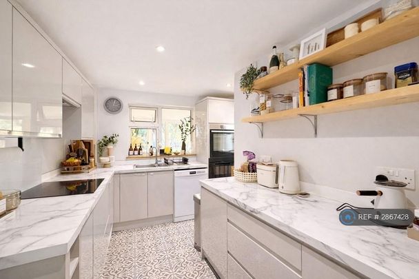 3 bedroom end of terrace house to rent - Photo 1