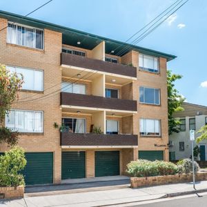 Large one bedroom apartment in a great location - Photo 3