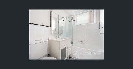 Freshly Painted, Spacious Apartment in Prime Ashfield Location - Photo 4