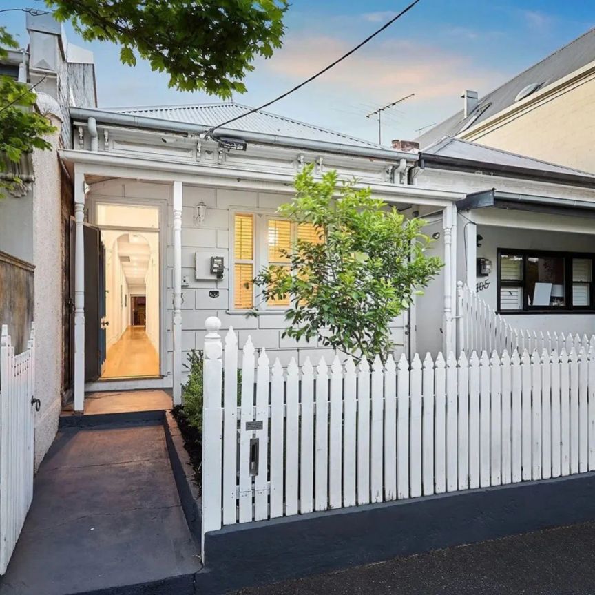 Rare 5-Bedroom Rental in Prime Port Melbourne! - Photo 2