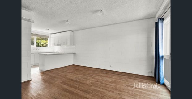 BEAUTIFULLY PRESENTED TOWNHOUSE - Photo 1