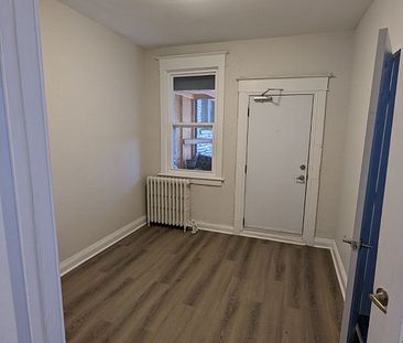 One Bedroom plus a den! - Photo 2