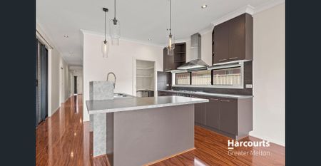 Stylish Family Living in a Prime Court Location - Photo 3