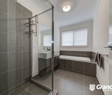 BEAUTIFULLY PRESENTED, YOUNG-AGED DOUBLE STOREY HOME LOCATED IN BER... - Photo 2