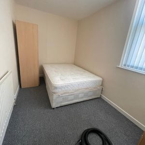 Room in a Shared House, Stratford Terrace, LS11 - Photo 2