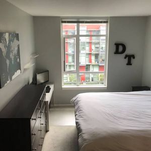 Spacious 2 bedroom + den – Olympic Village - Photo 2