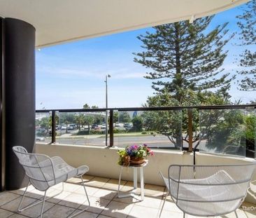 Entire half-floor overlooking Yacht Club. - Photo 3