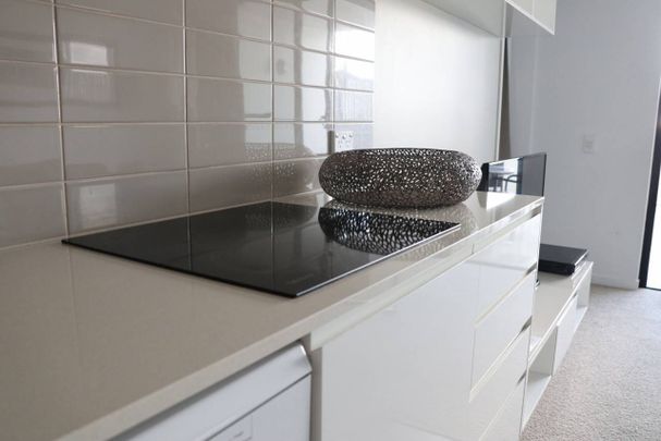 STUNNING FULLY FURNISHED ONE BEDROOM APARTMENT - Photo 1