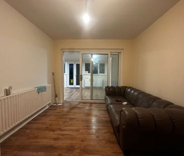 3 Bed Semi-Detached House, Beaulieu Close, CR4 - Photo 2