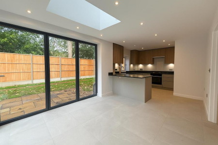 3 bedroom detached house to rent - Photo 4