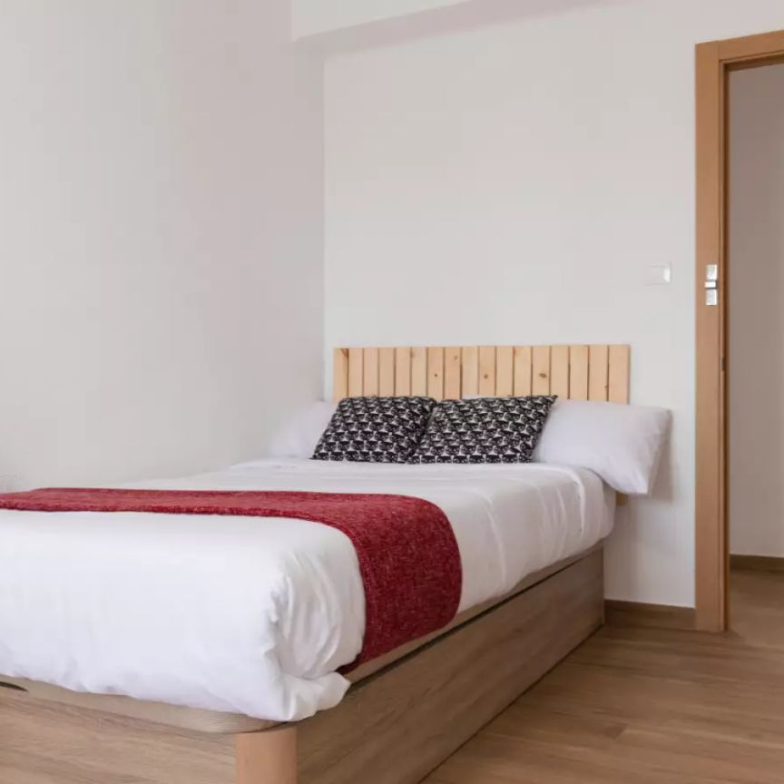 Room for rent in 5-bedroom apartment in Trinitat - Foto 1