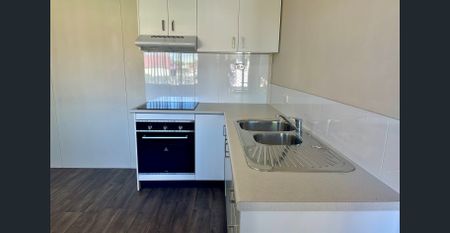 Cafe Lifestyle - Walk to Town + Water Usage Included! - Photo 4