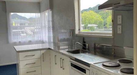 LOVELY SUNNY 3 BEDROOM HOME - Photo 2