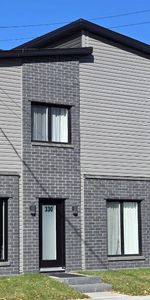 Grand 4 ½ sur 2 étages, 1218 pieds carrés, avec 2 grandes chambres, comme une maison de ville! - Photo 3