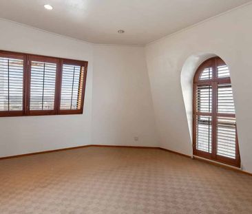 Central penthouse with great light and harbour views - Photo 3