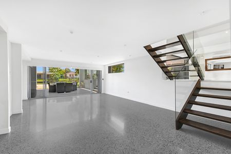 44 Rudd Street, Broadbeach Waters QLD 4218 - House For Rent | Domain - Photo 5