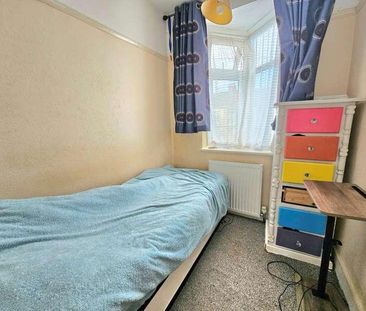 Beechfield Gardens, Romford, RM7 - Photo 5