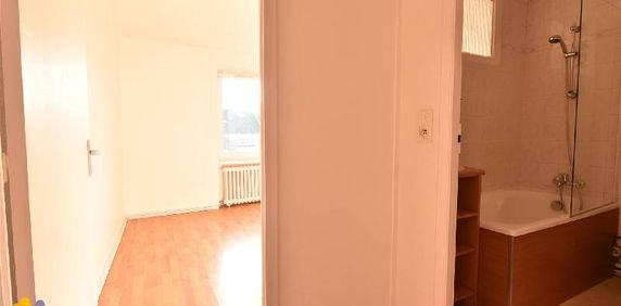 Location Appartement 3 pièces 62m² CHERBOURG-EN-COTENTIN 50100 - Photo 2