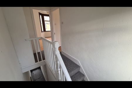 3 Bed Terraced House, Lichfield Road, E6 - Photo 4