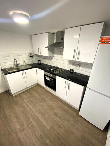 3 bedroom terraced house to rent - Photo 5