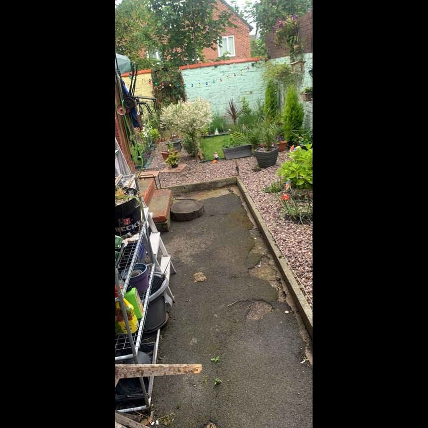 Room in a Shared House, Weast Lane, M5 - Photo 1