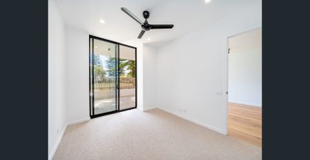 Picture perfect contemporary living, opposite Town Beach - Photo 3