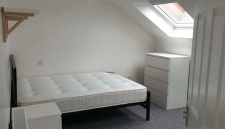 Bed Bath // Student House House // Aug, LN5 - Photo 3