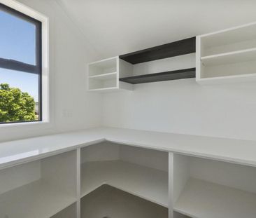 Stylish Townhouse - Photo 6