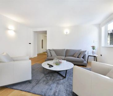 3 bedroom flat in London - Photo 1