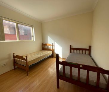 Large 3 floor Townhouse offers 5 bedrooms, 3 bathrooms with parking - Photo 2