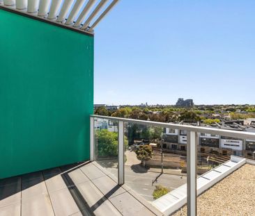 Modern 2-Bed Apartment with Stunning Views on the Rivers-edge! - Photo 6