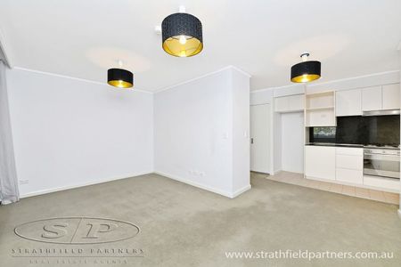 This modern studio apartment is located in the popular "QUADRANT" complex. - Photo 2