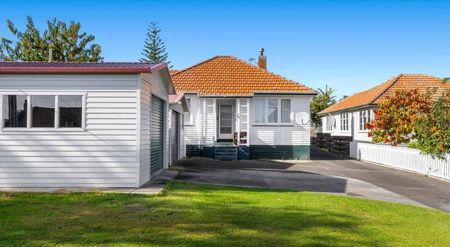 Tauranga 3 bedroom home in the city near Hospital - Photo 5