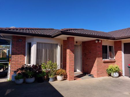 Spacious 3-Bedroom Home with Double Garage – Shirley Road - Photo 3