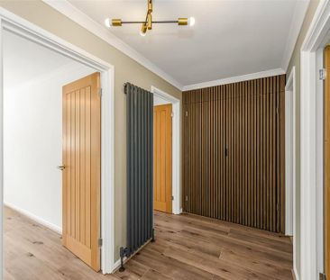 2 bedroom ground floor flat to rent - Photo 2