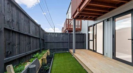 Warm & Bright New Townhouse - Photo 5