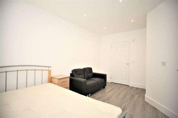 Renters Avenue, Hendon, NW4 - Photo 1