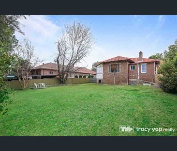 Perfect spacious house with a huge backyard for the family to enjoy! - Photo 1