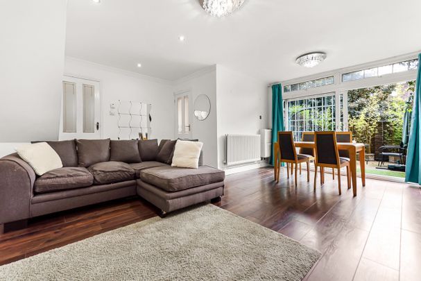 3 Bed Flat, Moorgreen House, EC1V - Photo 1