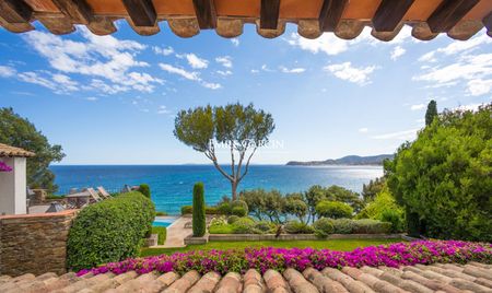 Villa pied dans l'eau à la location- Saint-Tropez /La Croix -Valmer - Secteur Gigaro, accès privé à la mer. - Photo 4