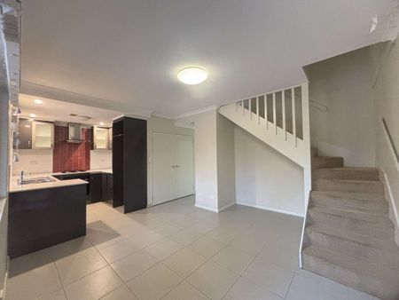 Spacious 3x2 Townhouse for Rent in Midland - Photo 4